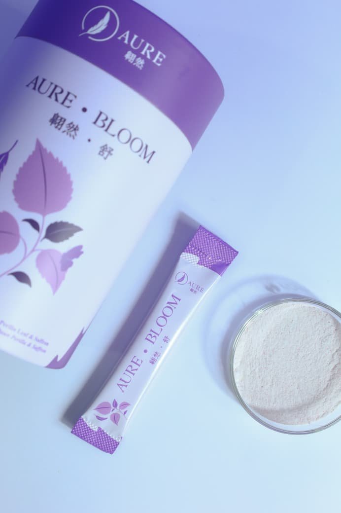 Aure Bloom sachet and powder with the product tin